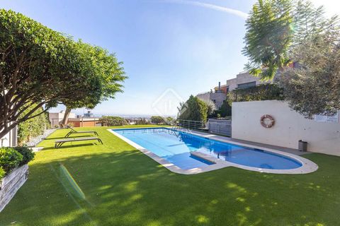 Moderna casa unifamiliar de diseño con 487m2 del 2003, con jardín privado perimetral de 381m2 y porche de 6m2 a nivel de planta baja, balcón de 7m2 y terraza de 40m2. Esta excepcional casa se compone de cuatro plantas con vistas al mar, con clara sep...