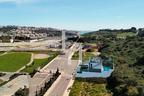 Si vous rêvez d'un style de vie proche de la mer, cette villa de 4 chambres est l'occasion de réaliser ce rêve. Avec un design contemporain et des finitions de haute qualité, à seulement 500 mètres du port de plaisance d'Albufeira et à 700 mètres de ...