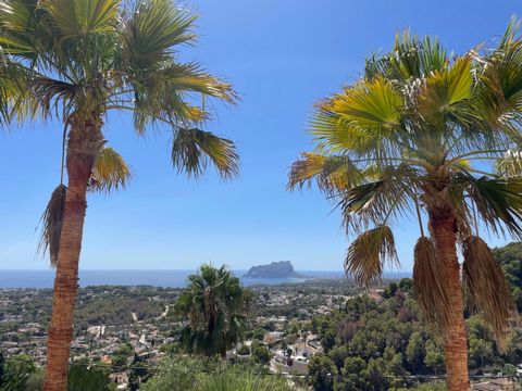 Zu verkaufen in Moraira: Atemberaubender Panoramablick auf das Meer von allen Zimmern dieser nach Süden ausgerichteten Villa im Wohngebiet von Benimeit. Das 2004 erbaute Anwesen besteht aus einem hellen, offenen Wohn-Esszimmer mit Zugang zu einer gro...