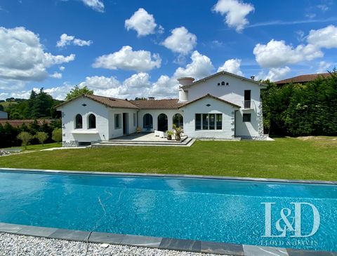 This elegant villa by a renowned architect has been renovated in a refined style and offers unparalleled services. Its generous volumes spread over 347m² give it a modern loft look, opening onto a large landscaped garden, whose view is punctuated by ...