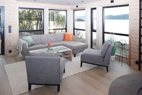 Komfortables und modernes Ferienhaus mit Sauna, attraktiv gelegen am Eidsfjord mit herrlichem Ausblick zur wunderschönen Fjordlandschaft, wo der Sonnenuntergang und die Mitternachtssonne ein grandioses Schauspiel bieten! Guter Ausgangspunkt für Tages...