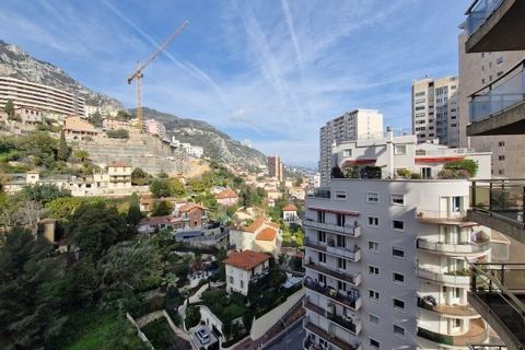 Questo appartamento si trova ad un piano molto alto di una lussuosa residenza che offre un servizio di sicurezza 24 ore su 24. L'appartamento soleggiato gode di una piacevole vista sulle montagne e dispone di aria condizionata. Si compone di un ingre...