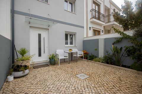 Villa de 3 chambres avec des finitions d’excellence et de raffinement, est très bien située à Lugar da Estrada, étant très ensoleillée. Cette villa est située dans un quartier calme, à environ 4 minutes de Praia da Consolação, à la même distance de P...