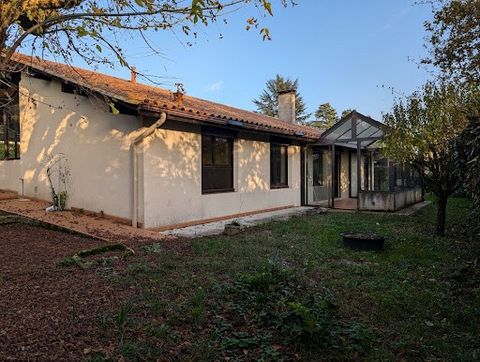 Yvrac (33370) à 10 km environ de Bordeaux, maison à vendre Au prix de 376 000 euros ( honoraires à la charge du vendeur ), Fidhégnon F. OUANKPO, vous propose cette maison de 115 m2 comprenant un séjour, trois chambres, une véranda, mezzanine, cellier...