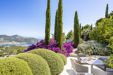 Diese Villa liegt oberhalb von Port Andratx und bietet einen atemberaubenden Panoramablick auf die Bucht und den spektakulären Hafen. Diese majestätische Villa ist der perfekte Rückzugsort für Familien und verfügt über ein weitläufiges Grundstück, da...