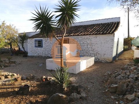 Landhuis met 2 slaapkamers en een groot perceel grond. Ongeveer 4 hectare, volledig schoon en omgeven door een stenen muur, met een plantage van 500 johannesbrood-, amandel- en olijfbomen. Het pand is volledig vlak en bestaat uit drie delen (een sted...