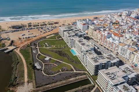 Exklusives Apartment mit Meerblick und luxuriöser Ausstattung Die BAYLINE-Anlage ist eine luxuriöse Wohnanlage 30 Meter vom Fischerstrand entfernt, in Armação de Pêra, an der Stadtgrenze des Dorfes, und ist das letzte mögliche Gebäude, das gebaut wur...