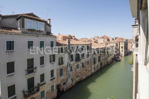 Ort: Dorsoduro, Venedig Die Wohnung befindet sich in der Nähe des Campo San Barnaba, in einer ruhigen und günstigen Lage, nur wenige Schritte von den Transportmöglichkeiten entfernt. In weniger als 5 Minuten zu Fuß erreichen Sie den Busbahnhof Piazza...