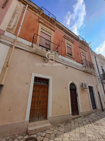 For sale independent house on the first floor (103 sq m) consisting of living room, kitchen, 2 bedrooms, 1 bathroom with carriage vaults approximately 4.50 m high A comfortable internal staircase leads to the second floor where there are two more roo...