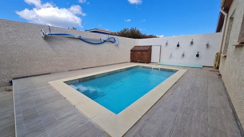 Venez découvrir cette villa de 2010 de 93m² habitable sur un terrain clos de 744m² proche de Magalas. Budget 169000 euros (honoraires à la charge du vendeur). La villa se compose d'un grand espace de vie de 46m² climatisée, très lumineux grâce à ces ...