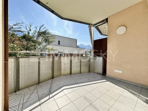 Sunbathe on the 6sqm balcony with a view. The separate kitchen, equipped with bar stools, convinces with a well thought-out layout. The spacious living area offers ample space for family gatherings and gatherings with friends. The bathroom with batht...