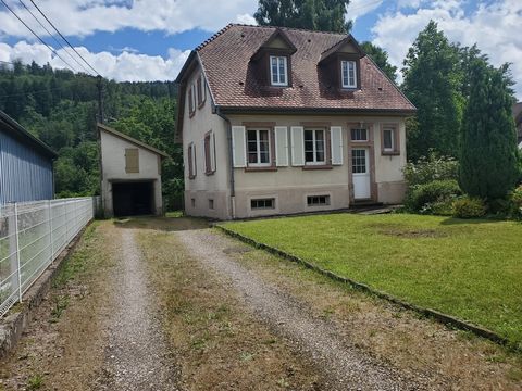 A Labroque, (20 minutes de Molsheim et 40 minutes de Strasbourg), à proximité immédiate des commodités, cette belle de maison de village de 107m2 environ sur un terrain de 5.97 ares se compose : d'une entrée avec un toilette séparé,qui dessert 2 pièc...