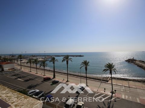 This beautiful apartment offers an exceptional opportunity to enjoy beachside living in one of the most desirable areas of Caleta de Vélez. Originally designed with two bedrooms, the layout has been reimagined to create a spacious and airy living are...