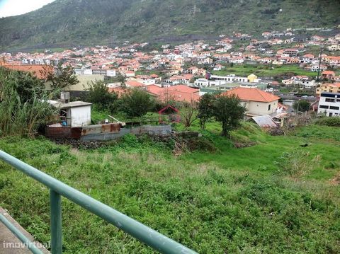 Terreno em Machico com uma área total de 900 m², destacando-se pela sua superfície completamente plana. Localizado numa área privilegiada, este terreno encontra-se próximo de todas as conveniências essenciais, como supermercados e escolas, além de of...