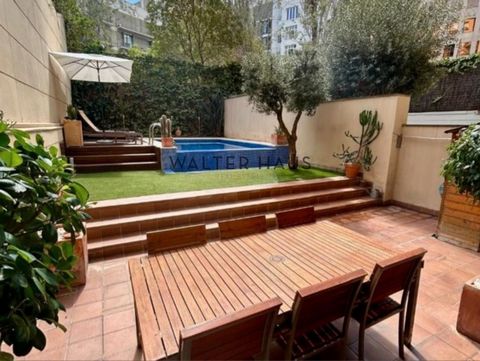 Fantastique duplex de 175 m² de logements construits et 85 m² de terrasse. Situé dans un immeuble moderne de 2002 sur la prestigieuse Avenue Diagonal de Barcelone, à seulement 500 mètres de l'emblématique Sagrada Familia. Disposant d'un débarras de 3...