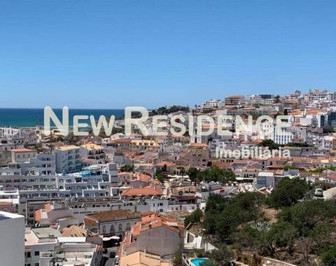 This lovely apartment offers a perfect combination of comfort, functionality and stunning views, all in a central location in Albufeira, close to the historic center and the sea. Upon entering, you will be greeted by a welcoming entrance hall, which ...