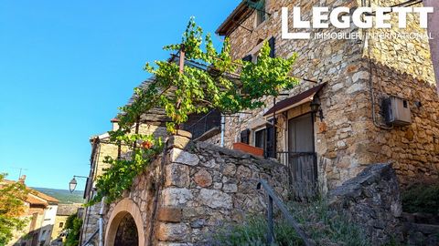 A30927PRD12 - Belle propriété de caractère sur 3 étages dans un village médiéval pittoresque. Le village dispose d'un restaurant/café autour d'une fontaine et de vues sur la campagne environnante. La maison dispose d'un garage au rez-de-chaussée, ce ...