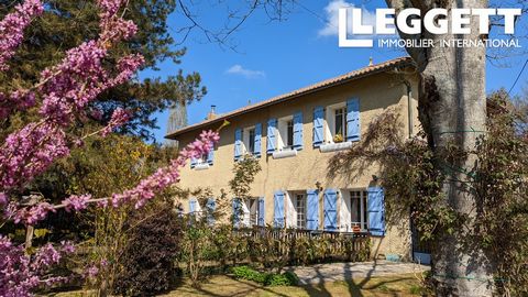 A33211JSN32 - Dit prachtige traditionele molenhuis heeft alle charme die je zou verwachten en willen van een huis op het Franse platteland. Zittend aan de oevers van de rivier de Leez, deze mooie oude molen is nu buiten gebruik gesteld omdat de rivie...