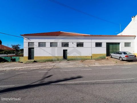 Warehouse composed of several interconnected pavilions with a total area of 1160 m2 for storage or industrial activities They also have a patio with 1240 m2 and a pier with 46 m2 Multiple entrances and easy access. Excellent opportunity !! Energy Rat...