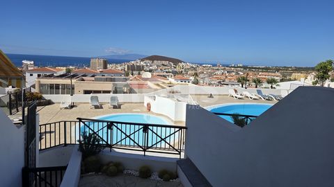 Referenz: 04219. Schöne Maisonette zum Verkauf in Los Cristianos, gelegen in der exklusiven Wohngegend Oasis del Sur, im ruhigen Sotavento-Komplex. Der Komplex hat nur 30 Eigentümer, von denen 15 ständige Bewohner sind. Es bietet eine Umgebung der Ru...