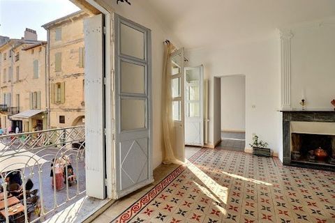 Uzès, dans le coeur historique, appartement de type T3 de 70 m2 de surface loi carrez. Situé au premier étage d'une petite copropriété, cet appartement se situe sur une des places les plus pittoresques de la ville. Copropriété comprenant 2 commerces ...