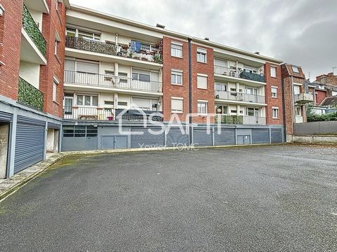 Situé dans la charmante ville de Lens (62300), cet appartement T3 offre un cadre de vie agréable, proche des commodités essentielles telles que des écoles, des transports en commun tels que bus et train, et bénéficiant d'une atmosphère sécurisée grâc...