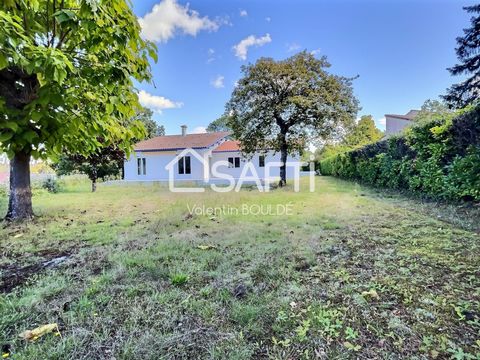 Située dans la charmante commune de Lanton, cette maison bénéficie d'un emplacement recherché tout proche des commerces et des écoles, elle est idéale pour une vie de famille épanouie. Les amoureux de la nature apprécieront également sa proximité ave...