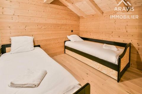 Dit nieuwe chalet voor 4 personen, met de mogelijkheid om 2 extra personen te huisvesten, biedt een elegante en comfortabele sfeer. Het omvat een speciale ruimte voor ski-uitrusting op de begane grond, een volledig uitgeruste keuken en een uitnodigen...