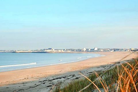 Only 100 m from the Atlantic Ocean: Holiday complex with modern, cozy terraced houses, built directly on a sand dune. Especially families with children will feel at home here, in addition to the many sports and leisure activities, there is also enter...