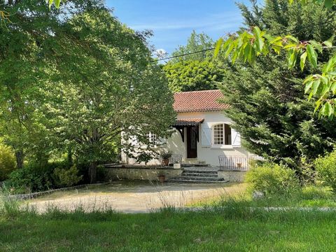 Woning gelegen in een rustige omgeving, in een prachtige bosrijke omgeving, met een huis gebouwd in 1971 op oude stenen sokkels, met een garage van 50m2 gelegen onder het huis.  Het huis ligt op het zuiden met vrij uitzicht op het omliggende plattela...