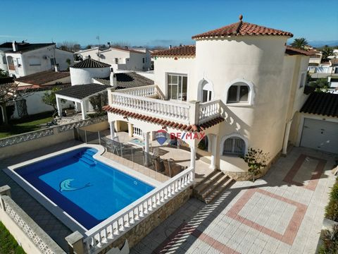 EH13.- Requesens Sector, Empuriabrava, House.- Discover the Mediterranean lifestyle in this charming villa, located in the Requesens sector. Nestled on a generous 441 m2 south-facing plot, this property offers an oasis of tranquility and comfort for ...