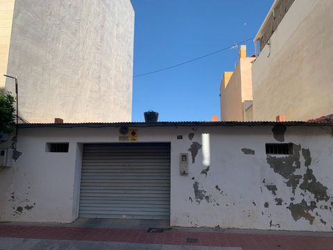 Terrain à bâtir de 141 m2 au milieu de la Calle San José à Guardamar del Segura, Alicante. Le terrain a le potentiel d'abriter un bâtiment allant jusqu'à 4 hauteurs (rez-de-chaussée + 4), ce qui ouvre les portes à diverses possibilités. Opportunités ...