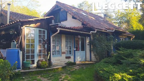 A32962PVA24 - Gelegen in het bos, in een prachtige groene omgeving ligt dit kleine huis met een overdekt zomerterras . Het omvat een entree met uitzicht op de woonkamer, het kantoor met zijn houtkachel en pellets. Een eetkamer met een ingerichte keuk...