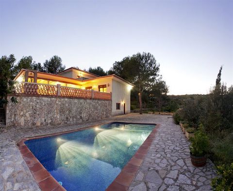 Finca pour les amoureux des chevaux à la périphérie de Javea. Cette finca unique, entourée de murs en pierres sèches, se trouve sur un terrain de 19.000m2, dans un cadre naturel opulent avec de vieux arbres. On y trouve des places assises enchantées ...