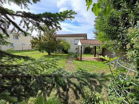 réf 380258CRIT; Venez découvrir cette maison située proche du centre de Cognac . .Quartier Champ de Foire Proche des écoles et à quelques pas de l'arrêt de bus . Celle -ci vous offre sur 2 niveau un sous sol d'environ 80m² carrelé. avec bureau ,ateli...