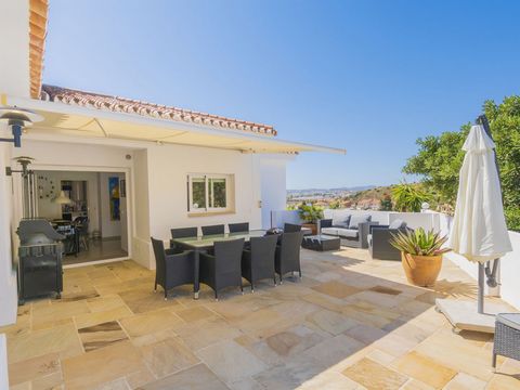 Located in Torreblanca. We present this charming renovated villa with pool and Nordic style, on one floor, and located in the quiet Torreblanca urbanization, Fuengirola. The interior stands out for its bright living room, which connects to large and ...