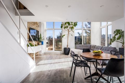 Découvrez Les Lofts de la Grand-Allée, où se côtoient confort et design sophistiqué. Ce superbe condo de 1 chambre offre un espace de vie élégant et fonctionnel, soigneusement conçu pour vous accueillir chez vous. Avec des plafonds de 20 pieds et des...