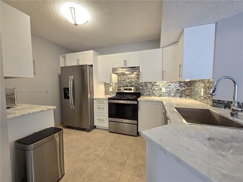 Beautiful 2 Bed, 2 Bath with lakeview, completely remodeled unit on 3rd floor with vaulted ceilings. Kitchen with granite countertops, white-wood cabinets and stainless-steel appliances. Tile floors a split floor plan. Master suite with a walk-in-clo...