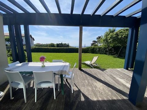 A 2 min à pied du bourg de Guethary, ce beau T2 vous séduira par ses volumes et sa belle terrasse de 18m2 donnant sur un jardin. Au calme, vous profiterez de la vue Mer et pourrez bénéficier d'un emplacement idéal pour passer de bons moments. La rési...