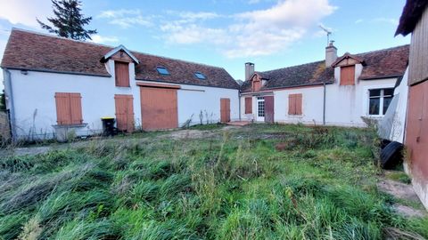 Au portes de Chambord, longère de 65 m² à rénover. Elle se compose d'un séjour d'environ 35 m² avec cheminée, une chambre d'environ 17 m², une cuisine, une salle de bain, toilettes séparées. Intégrée à la maison une grange de 65 m² à aménager. Garage...