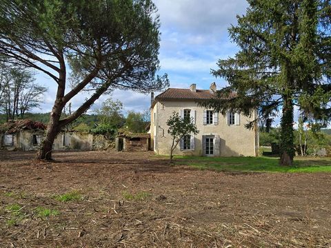 Située dans un charmant village à l'Est de Périgueux, cette maison de caractère de type 4, offre une surface habitable de 105 m², sur 2 niveaux. Le Rdc se compose : hall d'entrée, grande cuisine indépendante, un dégagement mène au jardin et au salon/...