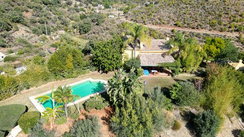 Welcome to your dream retreat in the heart of Andalucia – a magnificent country estate in Ojen that seamlessly blends classic Spanish charm with the rustic allure of a working Andalucian finca. Ideally situated on a spacious plot, just minutes from t...