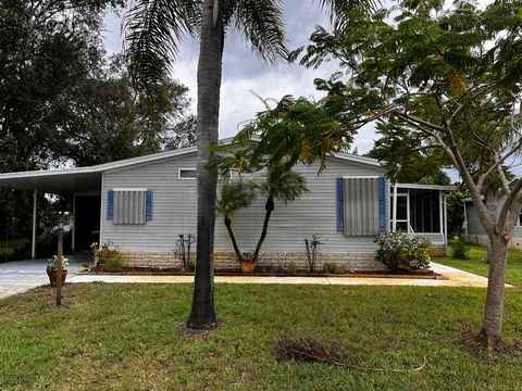 2001 3/2 Palm harbor dans une petite et très belle communauté de Sebastian. Cette maison est immense de près de 1800 pieds carrés avec 2 porches, ce serait idéal pour les familles nombreuses. Cette maison a un toit plus récent d’environ 4 ans et a un...