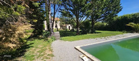 In the countryside in a green setting your PATRICIA GOMEZ IMMOBILIER Agency in Castres, offers for sale this traditionally built house, with swimming pool, pool-house and outbuilding. This tastefully renovated and well-maintained house is composed of...