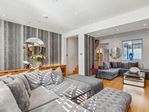 This 4 bedroom family home is arranged over 4 floors. The home is filled with natural light and benefits from a wonderful open plan reception room, modern kitchen and dining room which leads out to a private patio garden. Westmoreland Terrace is a qu...