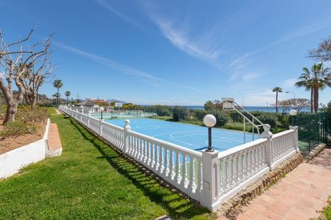 The facilities of the urbanisation with sea views could not be more complete. In addition to the refreshing 40x30 metre salt swimming pool with a depth of 2 metres, there is also a football pitch, several tennis courts and a basketball court where yo...