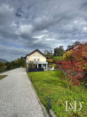 Maison Rénovée de 108 m² à Mouxy avec Vue Montagnes et sur le Lac du Bourget Découvrez cette superbe maison de 108 m² édifiée sur un terrain de 770 m², entièrement rénovée, perchée sur les hauteurs de Mouxy, à proximité d'Aix-les-Bains. Située dans u...