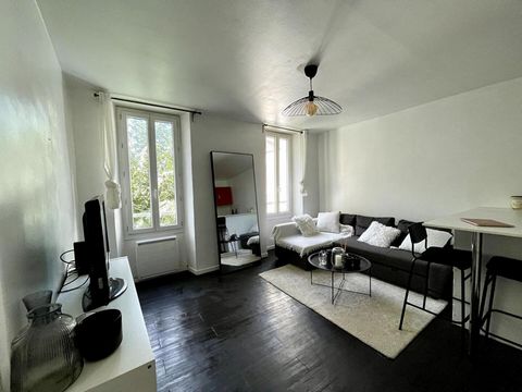 Vincent DE LA IGLESIA Propriétés-Privées vous invite à découvrir ce charmant appartement de 33 m², au premier étage (sur trois) d'un petit immeuble marseillais. Ce bien, côté cour au calme, lumineux (orientation Ouest) et sans vis-à-vis, est un vérit...