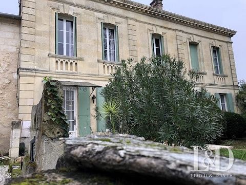 Écrin de Charme et d'Élégance Venez découvrir cette magnifique Maison de Maître, nichée au coeur de l'Entre Deux Mers à 34 km du centre de Bordeaux. Construite au XIXème siècle, cette demeure d'exception offre une surface habitable de 323 m², réparti...