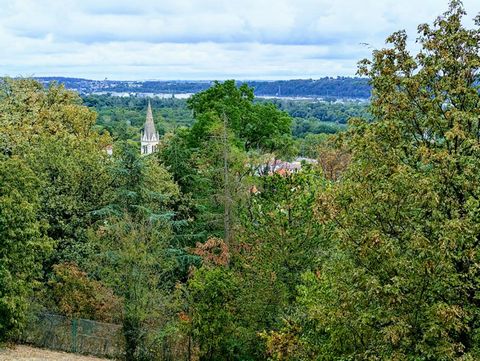 EXCLUSIVITE - Grande Maison Familiale avec Potentiel. Maison de COUP DE COEUR sur 2 niveaux comprenant, au RDC: une très belle pièce à vivre avec cuisine semi-ouverte de 42m² lumineuse avec cheminée, donnant de plain pied sur la piscine, la terrasse ...